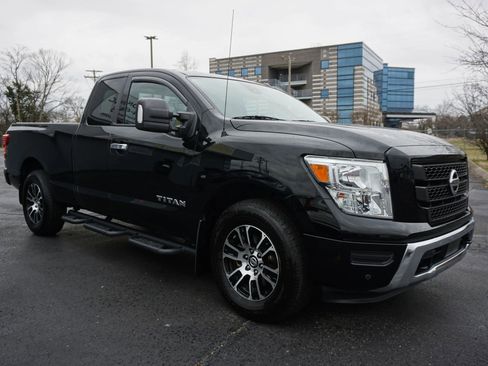 Used 2021 Nissan Titan SV w/ SV Convenience Package image 3