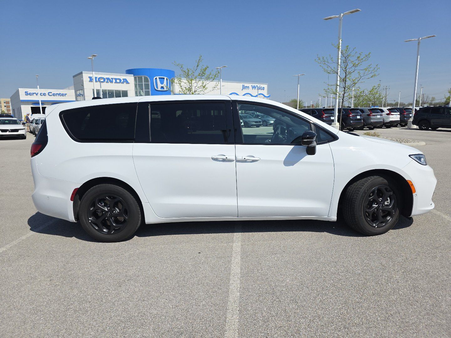 Used 2024 Chrysler Pacifica Limited FWD image 15