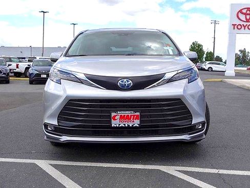 Used 2025 Toyota Sienna XLE FWD image 3