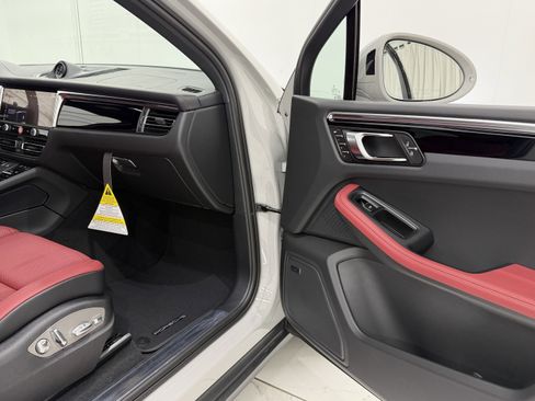 New 2026 Porsche Macan image 22