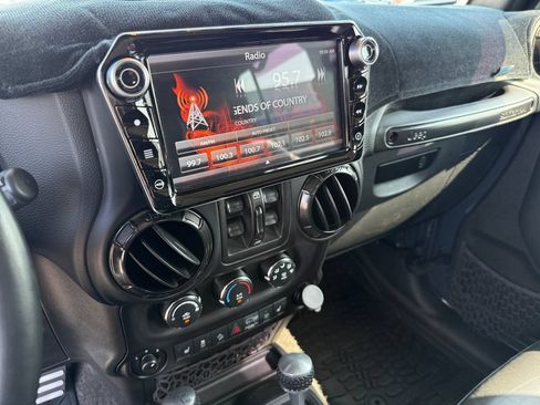 Used 2017 Jeep Wrangler Unlimited Sahara AWD/4WD image 17