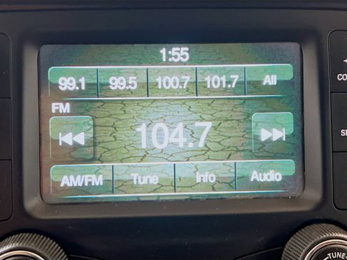 Used 2018 Jeep Cherokee Latitude w/ Altitude Package FWD image 10