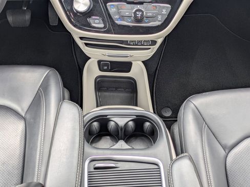 Used 2024 Chrysler Pacifica Limited FWD image 18