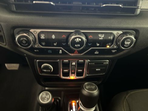 Used 2024 Jeep Wrangler Unlimited w/ Convenience Group AWD/4WD image 20