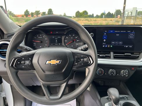 Used 2024 Chevrolet Trax LS w/ LS Convenience Package FWD image 9
