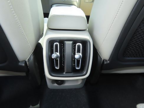 Used 2021 Volvo XC40 T4 Momentum FWD image 22