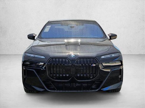 New 2026 BMW i7 M70 w/ Executive Package image 2