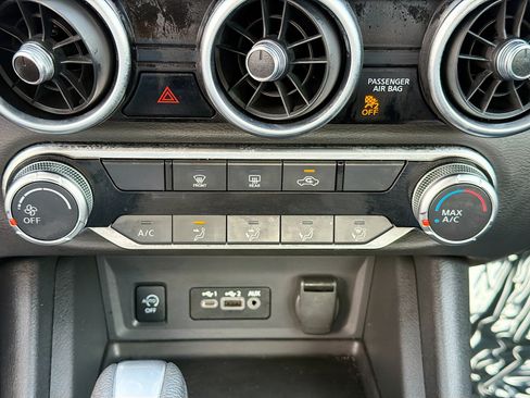 Used 2025 Nissan Sentra SV FWD image 30