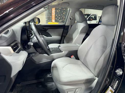 Used 2022 Toyota Highlander LE AWD/4WD image 15