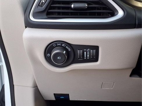 Used 2024 Chrysler Pacifica Touring-L FWD image 14