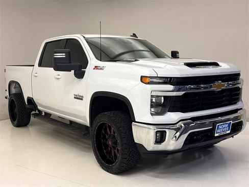 Used 2024 Chevrolet Silverado 2500 LT w/ Texas Edition image 4