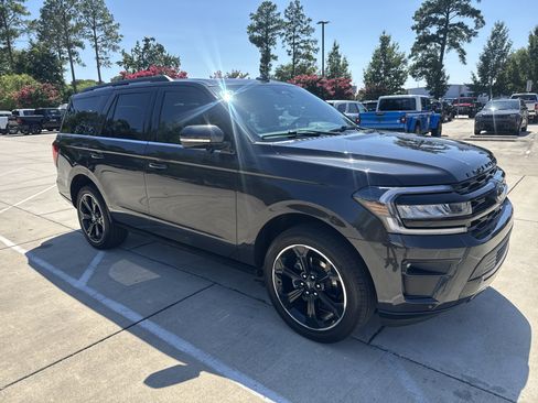 Used 2023 Ford Expedition Limited RWD image 2