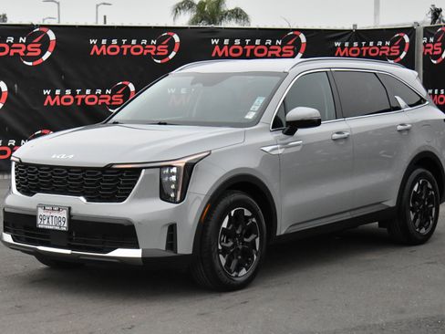Used 2025 Kia Sorento S image 3