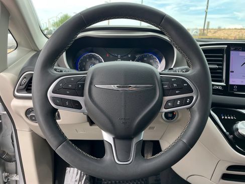 Used 2024 Chrysler Pacifica Touring-L FWD image 18