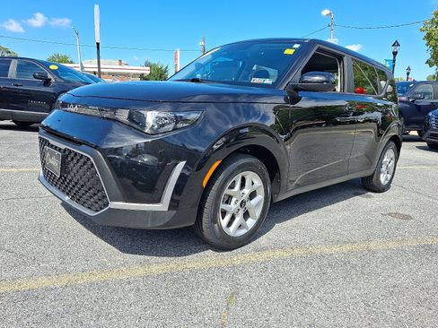 Used 2025 Kia Soul LX w/ LX Technology Package FWD image 1
