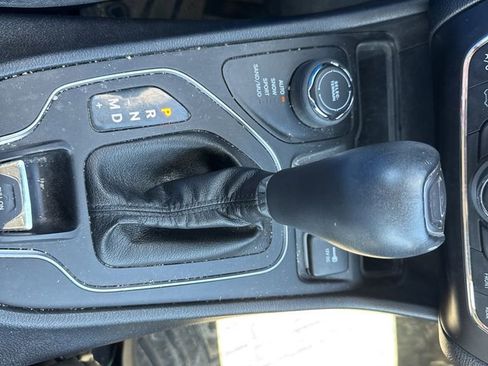 Used 2021 Jeep Cherokee Latitude Plus AWD/4WD image 16