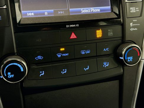 Certified 2017 Toyota Camry SE w/ Moonroof Package image 18