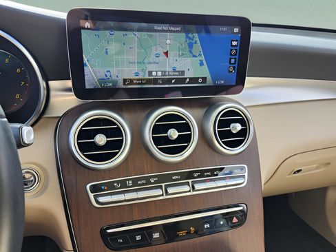 Used 2020 Mercedes-Benz GLC 300 4MATIC image 22