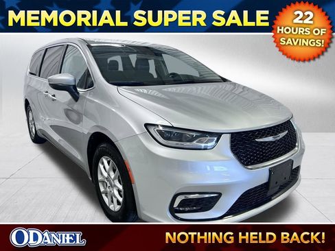 Used 2023 Chrysler Pacifica Touring-L FWD image 1