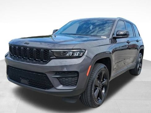 Used 2023 Jeep Grand Cherokee Altitude AWD/4WD image 7