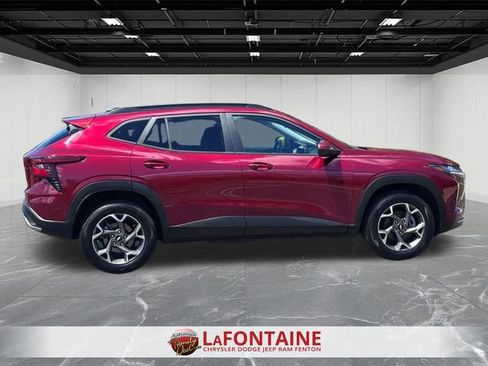 Used 2025 Chevrolet Trax LT w/ LT Convenience Package FWD image 6