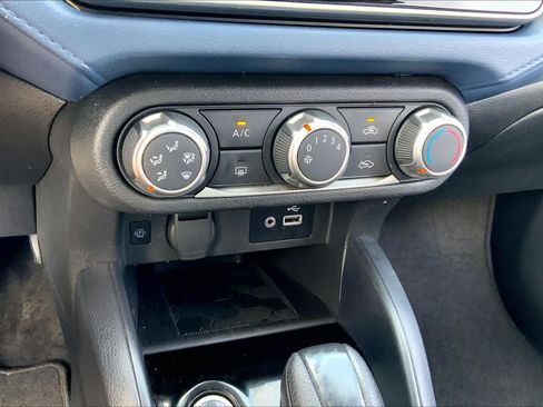 Used 2025 Nissan Versa SV FWD image 31