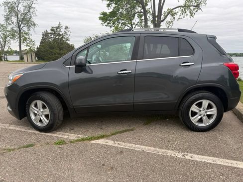Used 2017 Chevrolet Trax LT w/ LT Convenience Package AWD/4WD image 8