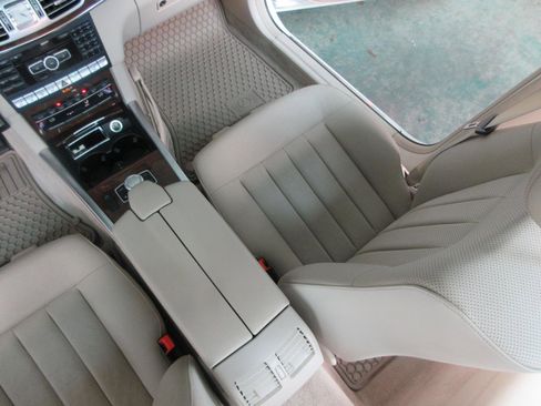 Used 2014 Mercedes-Benz E 550 4MATIC Sedan image 21