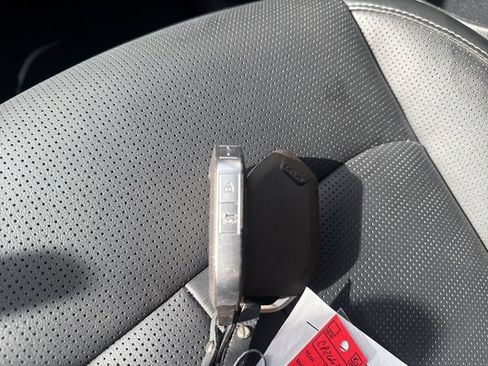 Used 2024 Kia Sorento S w/ Panoramic Sunroof Package image 5