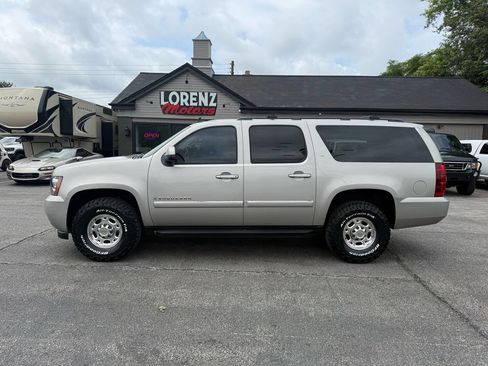 Used 2007 Chevrolet Suburban 2500 LT w/ LT Preferred Equipment Group AWD/4WD image 2