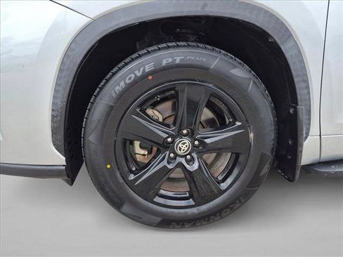 Used 2020 Toyota Highlander LE FWD image 24