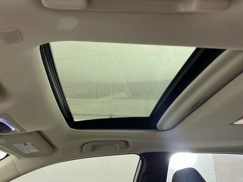 Used 2022 Toyota Corolla Cross XLE w/ Convenience Package image 9