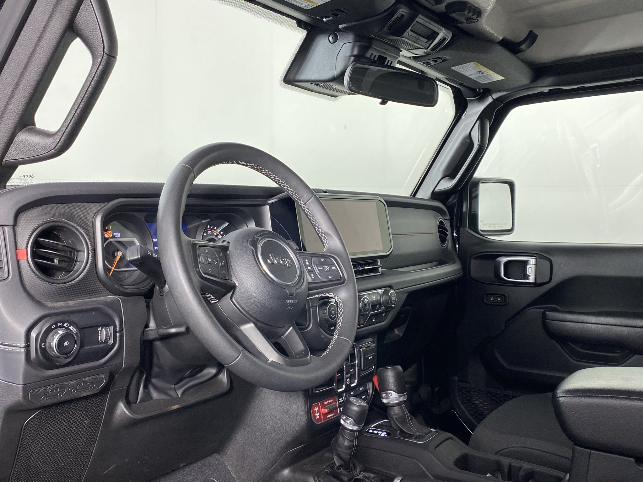 Used 2025 Jeep Wrangler Unlimited Rubicon AWD/4WD image 3