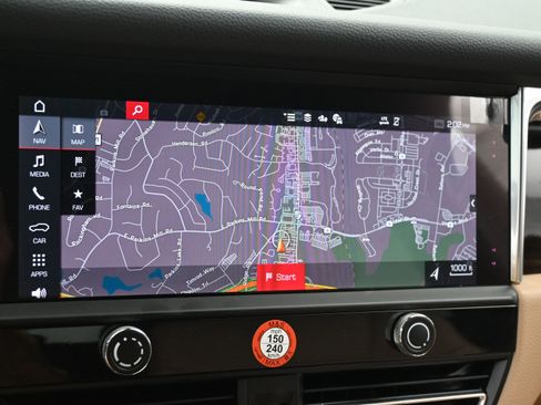 Certified 2025 Porsche Macan image 17