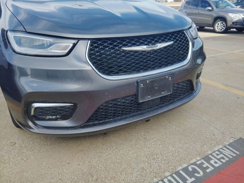 Used 2023 Chrysler Pacifica Touring-L image 7