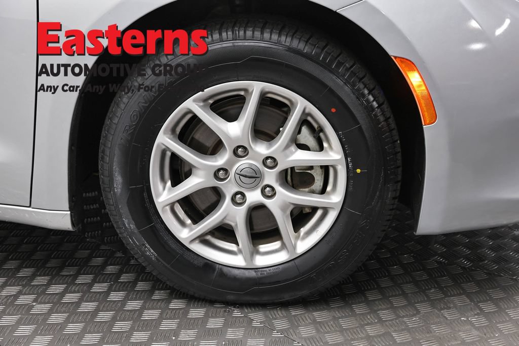 Used 2023 Chrysler Voyager LX FWD image 33