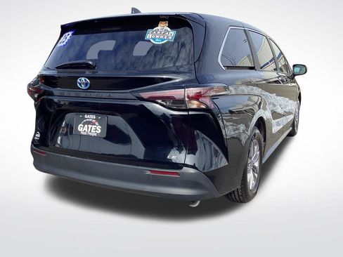 Used 2025 Toyota Sienna LE image 11