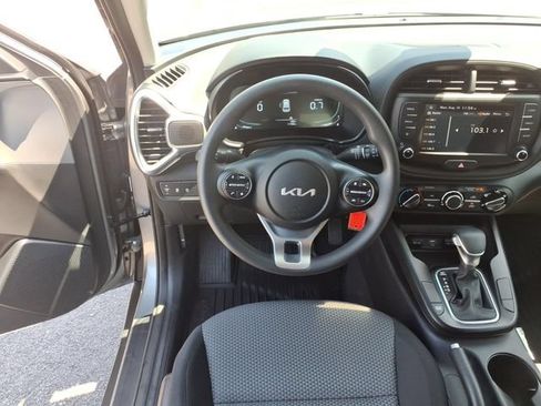 Used 2025 Kia Soul LX w/ LX Technology Package FWD image 10