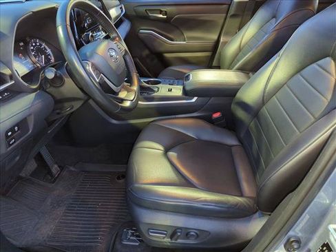 Used 2023 Toyota Highlander XLE FWD image 16