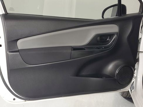 Used 2018 Toyota Yaris L image 11