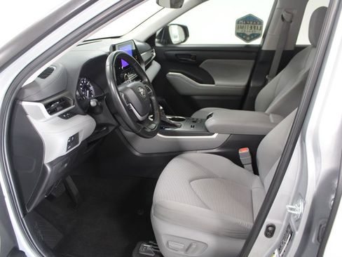 Used 2023 Toyota Highlander LE image 21