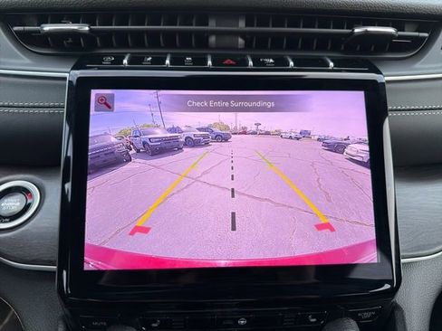 Used 2025 Jeep Grand Cherokee Limited image 24