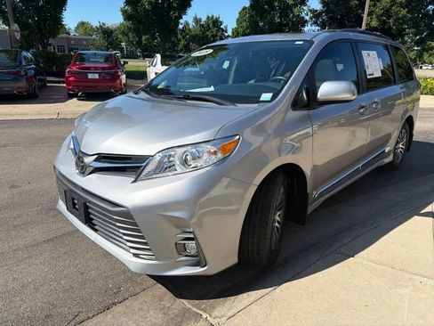 Used 2018 Toyota Sienna XLE w/ XLE Navigation Package FWD image 3