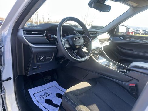 Used 2023 Jeep Grand Cherokee Laredo image 20