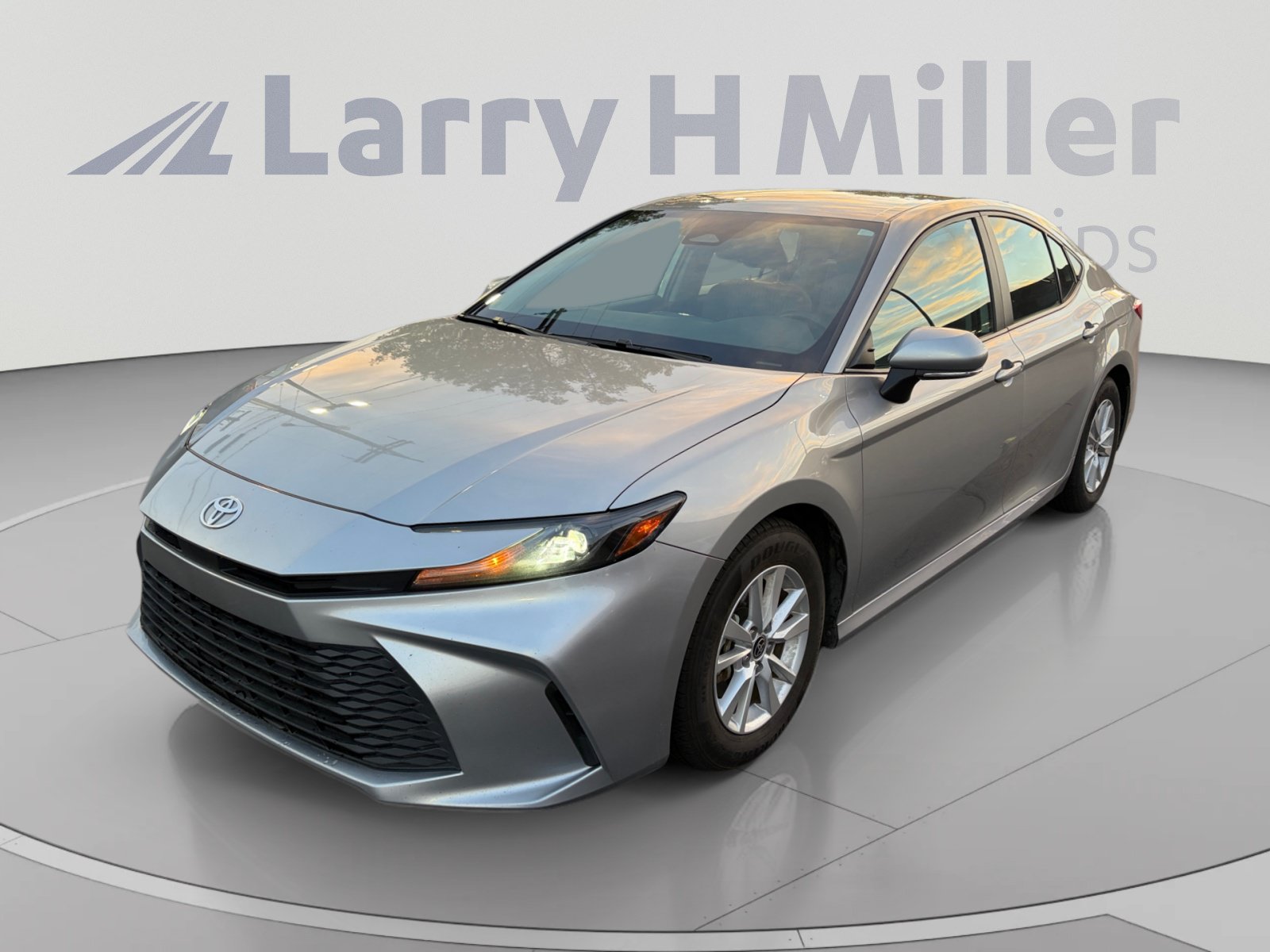 Used 2025 Toyota Camry LE FWD image 1