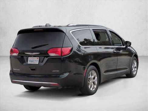 Used 2018 Chrysler Pacifica Limited image 5