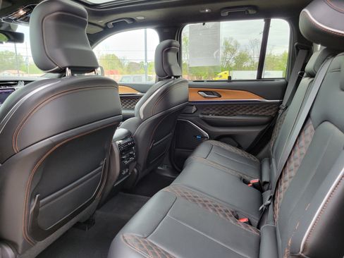 Used 2023 Jeep Grand Cherokee Summit AWD/4WD image 18