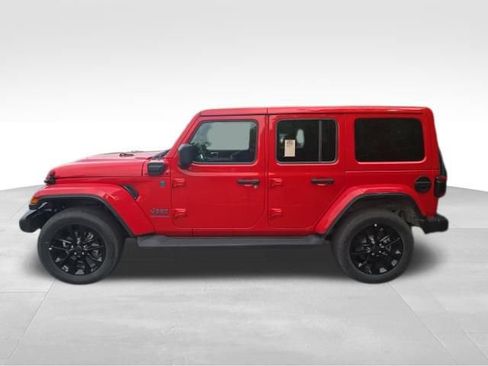 Used 2025 Jeep Wrangler Unlimited Sahara AWD/4WD image 3