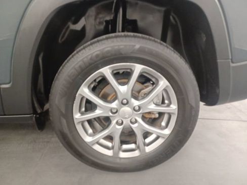 Used 2018 Jeep Cherokee Latitude Plus FWD image 11