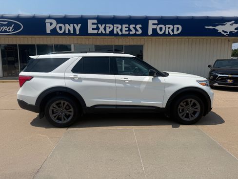 Used 2024 Ford Explorer XLT w/ Equipment Group 202A AWD/4WD image 2